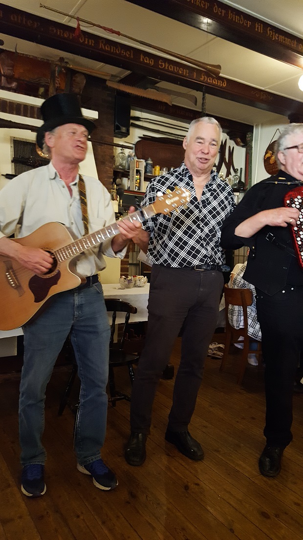 Danske Seniorer Skibby besøger Naverhulen i Helsingør, 3 navere spiller guitar og synger og fortæller om livet som naver.